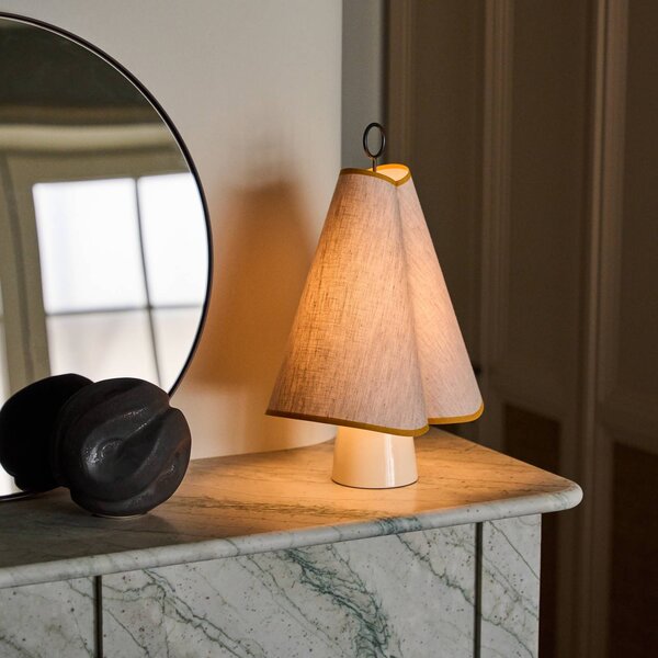 GUBI Gubi LED stolní lampa na baterie Hornbæk, béžová/žlutá, plátno, stmívatelný, Krémová / jantar, Obývací pokoj / jídelna, Keramika, Design