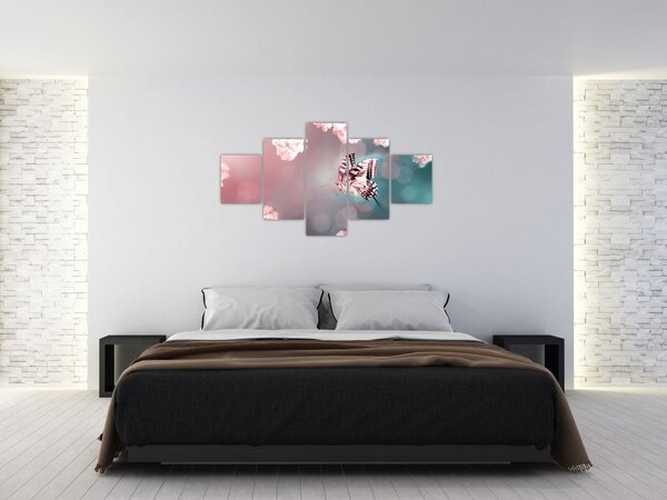 Obraz - Motýl mezi květy (125x70 cm)