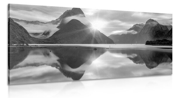 Obraz Milford Sound při východu slunce v černobílém provedení