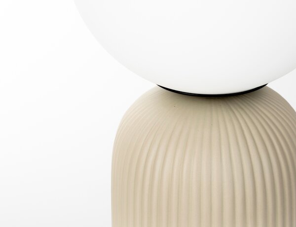 Bílá skleněná stolní lampa ZUIVER DASH s béžovou keramickou podstavou