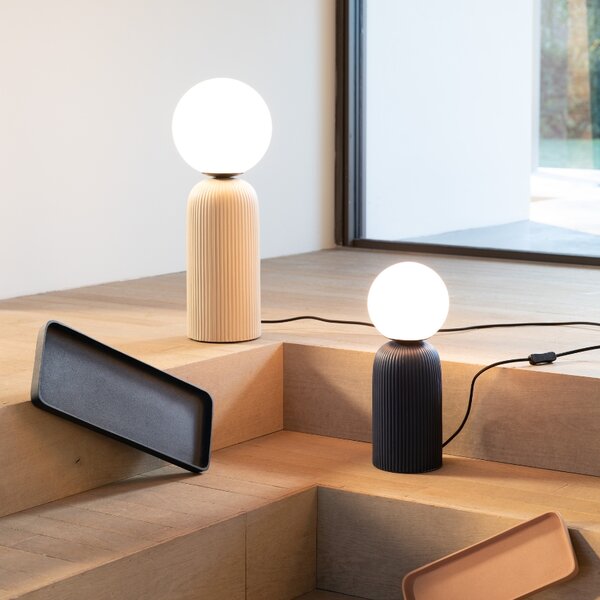 Bílá skleněná stolní lampa ZUIVER DASH s modrou keramickou podstavou