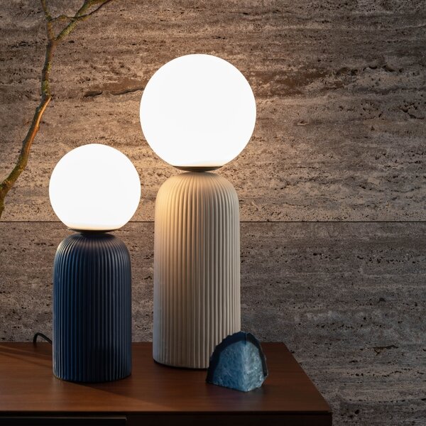 Bílá skleněná stolní lampa ZUIVER DASH s modrou keramickou podstavou