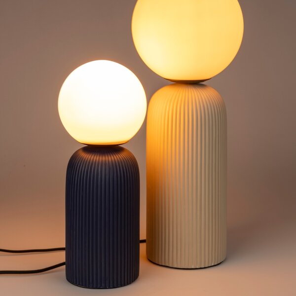 Bílá skleněná stolní lampa ZUIVER DASH s modrou keramickou podstavou