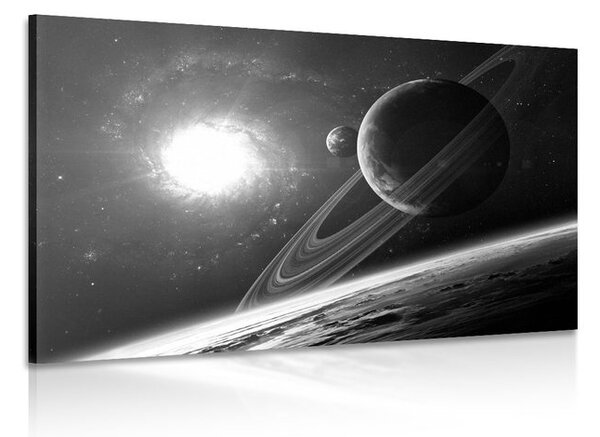 Obraz planeta ve vesmíru v černobílém provedení