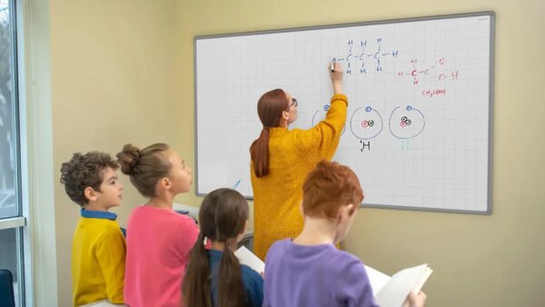 Suchostíratelná tabule 170×100 cm s hliníkovým rámem, magnetickou fólií (mřížka) a sadou příslušenství, TE1710KR