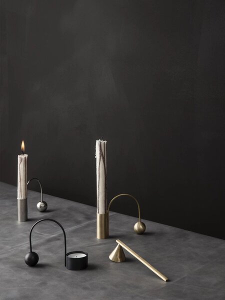 Kovový svícen Brass Balance Candle Holder