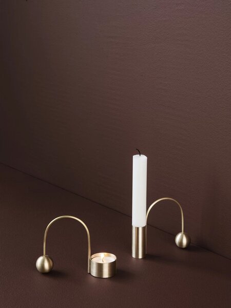 Kovový svícen Brass Balance Candle Holder