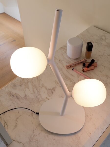 Brokis Designová stolní lampa Ivy table PC1131, 2xG4 Povrch Montury: kov - bílý matovaný komaxit se strukturou, Barva skla: Šedá kouřová - transparentní sklo