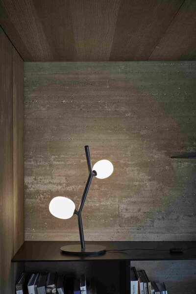 Brokis Designová stolní lampa Ivy table PC1131, 2xG4 Povrch Montury: kov - bílý matovaný komaxit se strukturou, Barva skla: Šedá kouřová - transparentní sklo