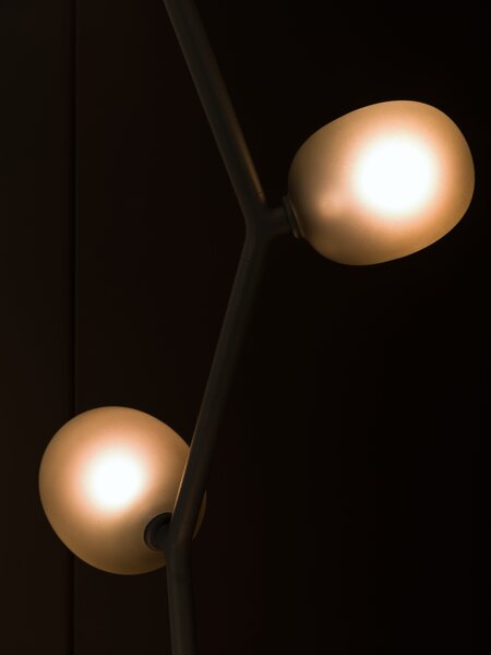Brokis Designová stojací lampa Ivy table PC1132, 7xG4 Povrch Montury: kov - bílý matovaný komaxit se strukturou, Barva skla: Šedá kouřová - transparentní sklo