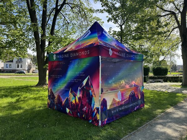 TENTino SET - Nůžkový párty stan 3x3 m EXTRA HIGH ROOF s jednostranným potiskem Typ konstrukce: BIG HEXAGON S VYŠŠÍ ŠPICÍ, Rozsah potisku: pouze střecha, Plachtovina - gramáž: polyester 230 g/m2