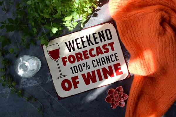 Nástěnná kovová cedule Weekend & Wine – 20x1x25 cm