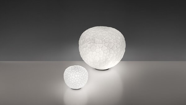 Artemide 1700010A Meteorite 35 table , stolní designová lampička z foukaného skla, 1x150W E27, prům. 35cm