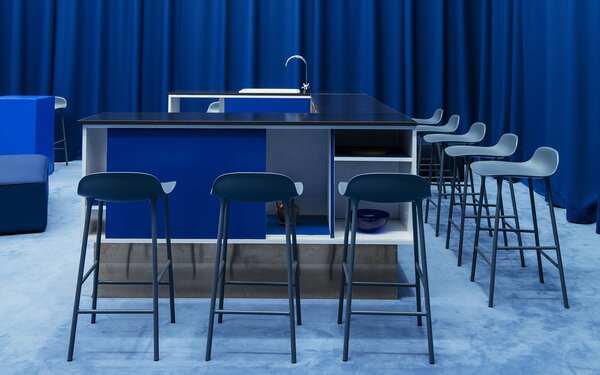 Normann Copenhagen designové barové židle Form Barstool Wood (65 cm, černá, ořech)