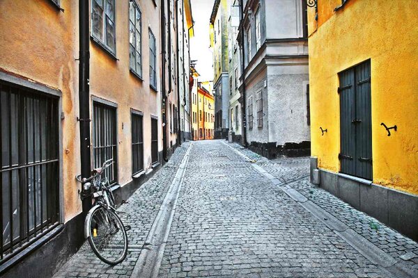DIMEX | Vliesová fototapeta Stará ulička Stockholmu MS-5-0705 | 375 x 250 cm| žlutá, šedá