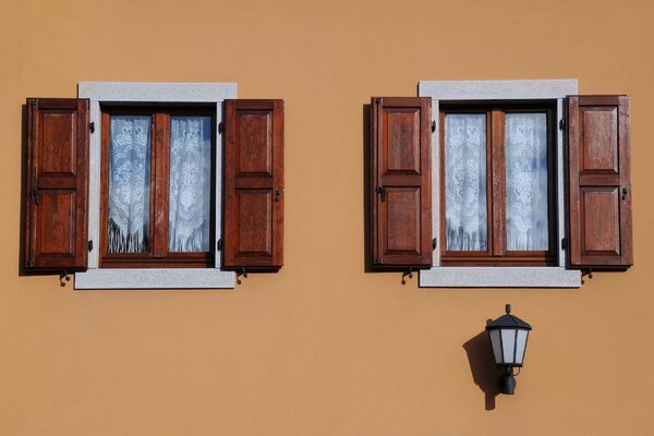 DIMEX | Vliesová fototapeta Okna s okenicemi MS-5-0825 | 375 x 250 cm| bílá, černá, hnědá