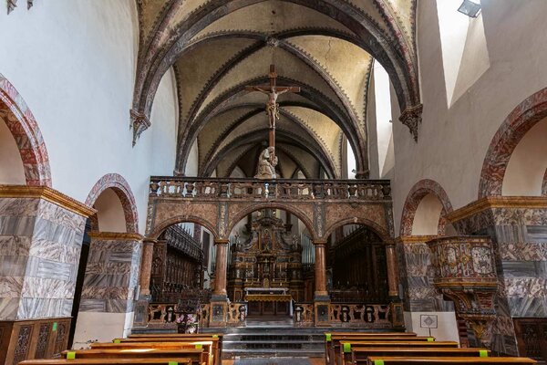 DIMEX | Vliesová fototapeta Kostel Sant'Orso MS-5-0891 | 375 x 250 cm| bílá, hnědá, šedá