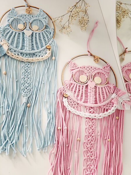 BRIMOON Sova macramé závěsná dekorace 66 x 28 cm Barva: Růžová