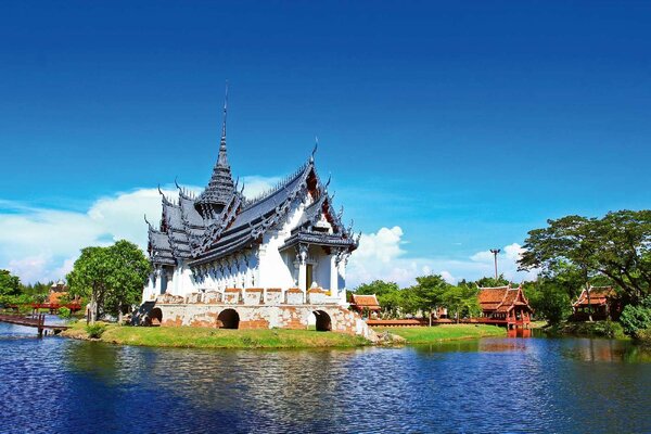 DIMEX | Vliesová fototapeta Thajský chrám MS-5-1161 | 375 x 250 cm| zelená, modrá, bílá, šedá