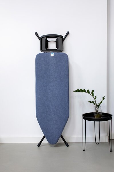 Brabantia žehlicí prkno C, 124x45cm, pevná odkládací plocha pro žehličky, černý rám 25mm, Denim Blue