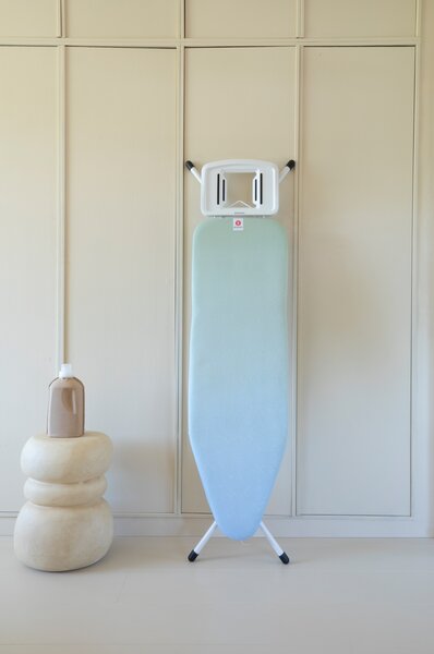 Brabantia žehlicí prkno B, 124x38 cm, pevná napařovací podložka na žehličku, Soothing Sea