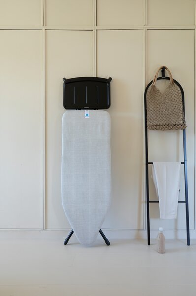 Brabantia žehlicí prkno C 124x45 cm, černý rám, pevný držák parní jednotky, Denim Grey