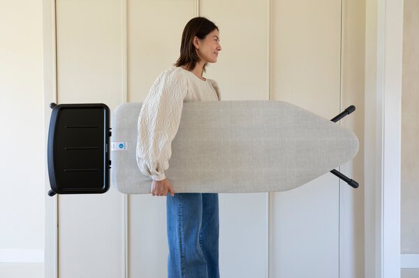 Brabantia žehlicí prkno C 124x45 cm, černý rám, pevný držák parní jednotky, Denim Grey
