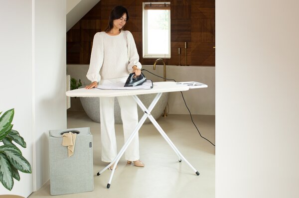 Brabantia žehlicí prkno C, 124x45cm, pevná odkládací plocha pro žehličky, bílý rám 22mm, Ecru