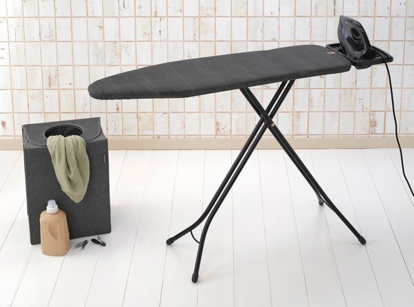 Brabantia žehlicí prkno B, 124x38cm, pevná odkládací plocha pro žehličky, černý rám 22mm, Denim Black