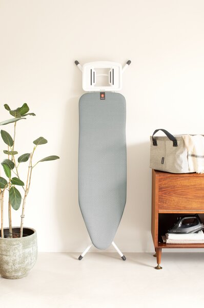 Brabantia žehlicí prkno B, 124x38cm, pevná odkládací plocha pro žehličky, bílý rám 22mm, Metallised