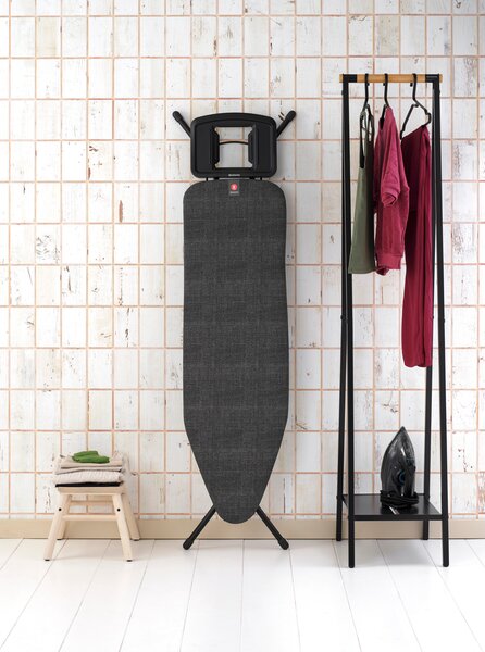 Brabantia žehlicí prkno B, 124x38cm, pevná odkládací plocha pro žehličky, černý rám 22mm, Denim Black