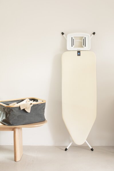 Brabantia žehlicí prkno C, 124x45cm, pevná odkládací plocha pro žehličky, bílý rám 22mm, Ecru