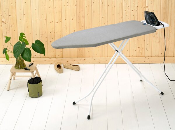Brabantia žehlicí prkno C, 124x45cm, pevná odkládací plocha pro žehličky, bílý rám 22mm, Metallised