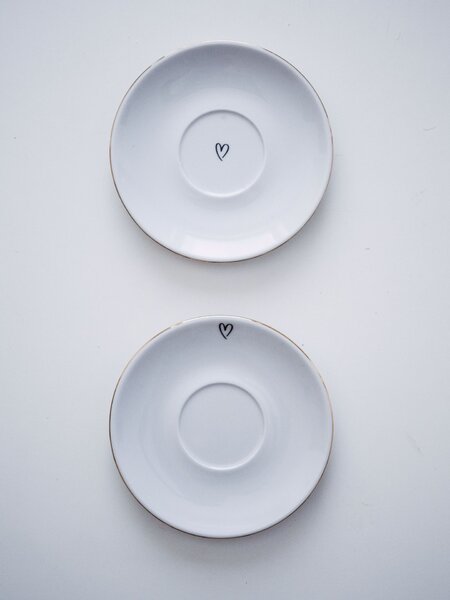 Porcelánový podšálek 15 cm – srdíčko uprostřed