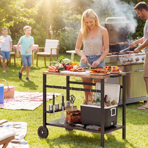 Outsunny grilovací vozík 2 patra s vrchní deskou v dřevěném vzhledu, držákem na nápoje, háčky a kolečky — černá/hnědá | Aosom