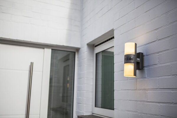 Lutec 5198102118 LED venkovní nástěnná lampa se senzorem pohybu Cyra 1x15W | 1000lm | 3000K | IP54 - s dvěma otočnými hlavami