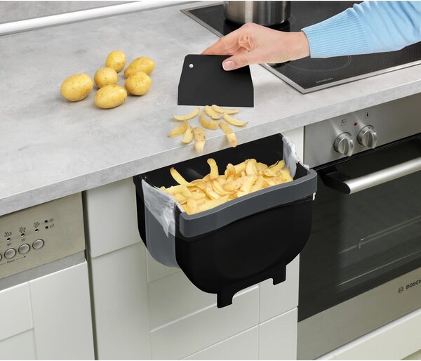 Černý závěsný odpadkový koš Wenko Black Outdoor Kitchen Fago, 5 l