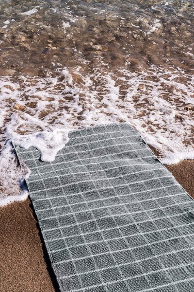 Nanimarquina Běhoun Tiles 2, tmavě šedý, 100% recyklované PET Rozměr: 80x240 cm