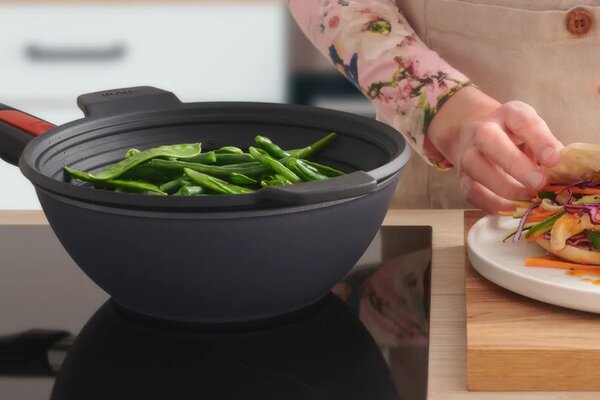 WOK pánev 30 cm WOLL Titan Best indukční nepřilnavá s odnímatelnou rukojetí 11030TBI