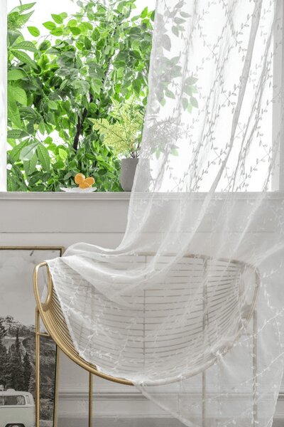 Bílý závěs VINTORA se vzorem lístků 140x250 cm Zavěšení: Kovové kroužky