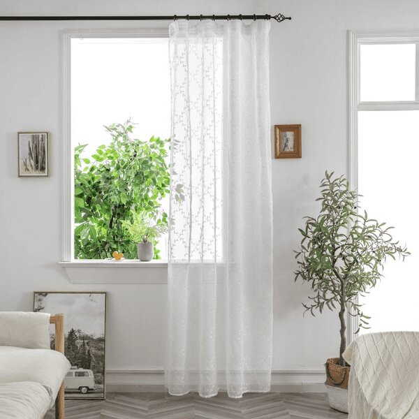 Bílý závěs VINTORA se vzorem lístků 140x250 cm Zavěšení: Kovové kroužky
