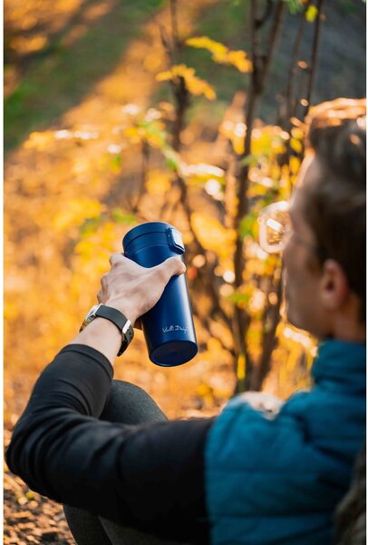 Tmavě modrý cestovní termohrnek Vialli Design Fuori, 400 ml