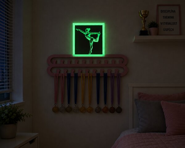 Z rodinné dílny Dřevěný věšák na medaile Gymnastika 45 cm – svítící