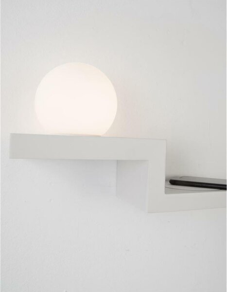 NOVA LUCE nástěnné svítidlo ROOM bílý hliník a opálové sklo vypínač na těle LED Samsung 6W 230V 3000K IP20 nabíjení telefonu 9183311