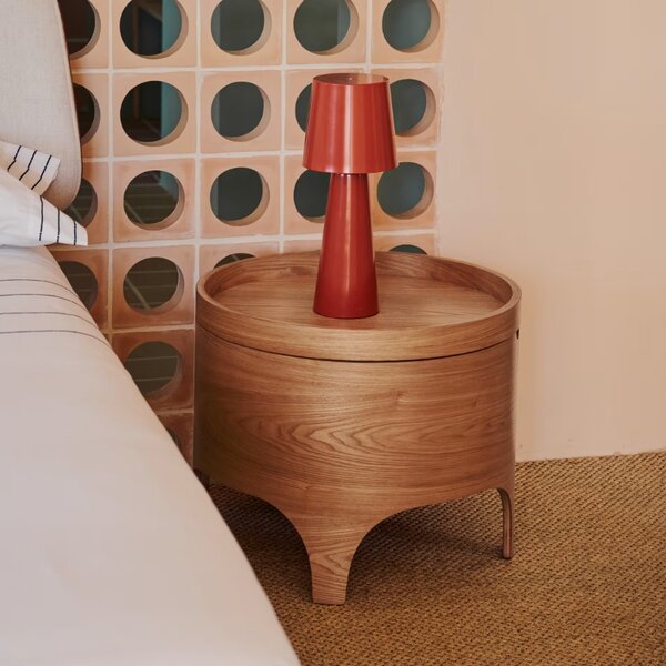 Dřevěný noční stolek Kave Home Octavia 55 cm