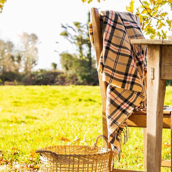Deka z jehněčí vlny Camel of Merrick Tartan 180 x 137 cm John Hanly
