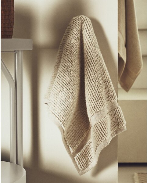 Béžový froté bavlněný ručník 50x90 cm Olvira – Kave Home