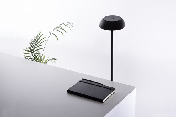 Axolight Float, černá přenosná stojací lampička na baterii, 3,5W LED 2700K stmívatelná, výška 117,7cm, IP55