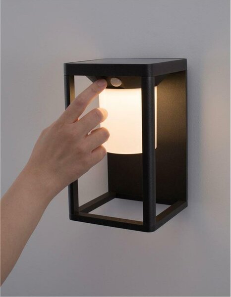 NOVA LUCE venkovní nástěnné svítidlo LOVETO antracitový hliník a akrylový difuzor LED 1.5W 3000K 3.7V 125st. IP65 solární / vypínač na těle / pohybový senzor 9120621