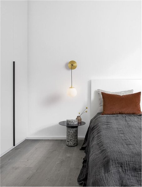 Nova Luce Nástěnné svítidlo THE EGG zlatá a matný černý kov lesklé opálové sklo G9 1x5W